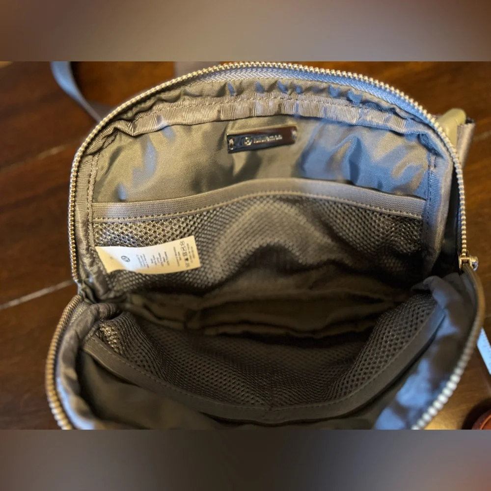 NWOT Lululemon Everywhere Belt Bag Crossbody Extended Strap Grey Unisex - Picture 5 of 6